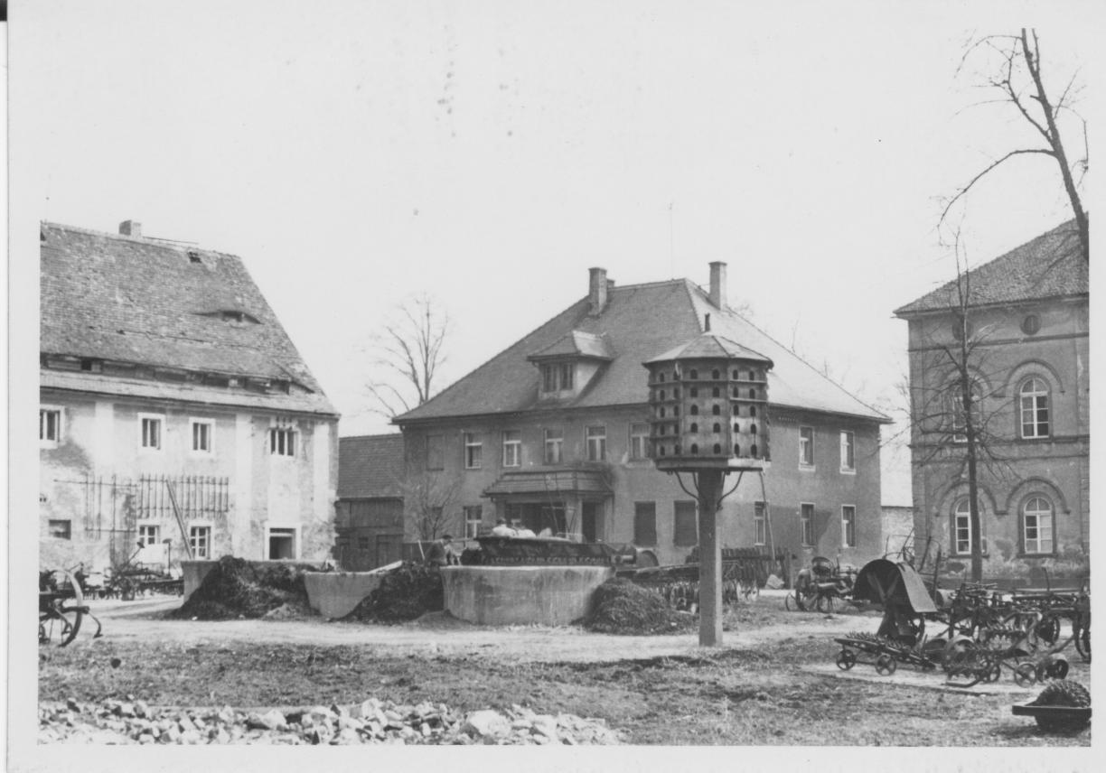 Um 1960 Blick auf v. l. Gesindehaus, Inspektorhaus und Taubenhaus