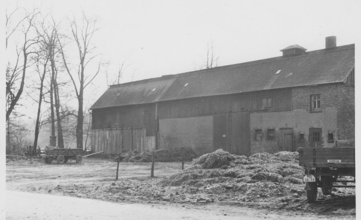 Um 1960 Blick auf Scheune mit Heuboden Richtung Hubina