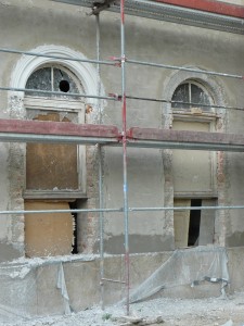 mit und ohne neuen geputzten Fensterkorbbogen mit und ohne neuen geputzten Fensterkorbbogen
