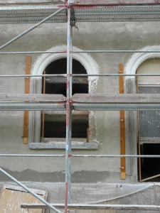 Fenster- und Türgewand aus Putz hergestellt Fenster- und Türgewand aus Putz hergestellt