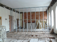Ständer für die Trockenbau-Wohnungstrennwand vom 2. Bauabschnitt aus