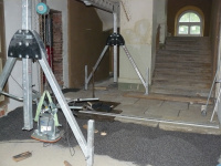 Wiedereinbau der Granitplatten in die Halle