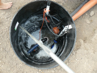Pumpenschacht mit Schneidradpumpe und Schwimmerschalter