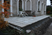 fertiger Belag mit Granitsteinplatten