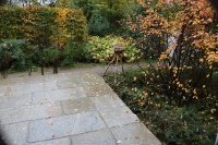 neue Terrasse mit angrenzenden Beet