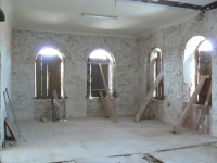 Öffnung der vermauerten Fenster im ehemaligen Bühnenbereich im OG