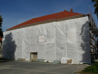 eingehülltes Herrenhaus, nun wächst die Spannung auf den Tag X der Enthüllung