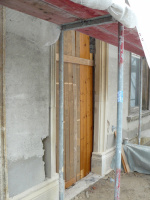 Einbau der neuen Sandsteingewände für die neue Scheintür rechts neben dem Haupteingang