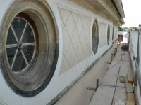 Drempel im Mittelrisalit mit Diagonalgliederung im Putz in der Frontfassade