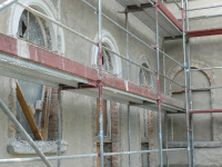mit und ohne Fensterbogen aus Putz auf der Rückseite
